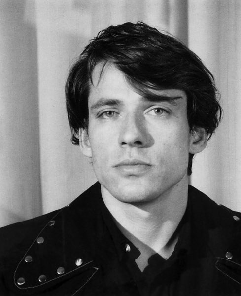 Rosa von Praunheim alias  Holger Mischwitzky (1942-2025) war einer der wichtigsten Wegbereiter der LGBTQ+-Bewegung in der alten Bundesrepublik. 
Praunheim war der Frankfurter Stadtteil, in dem er aufwuchs. 

RIP 🕯️