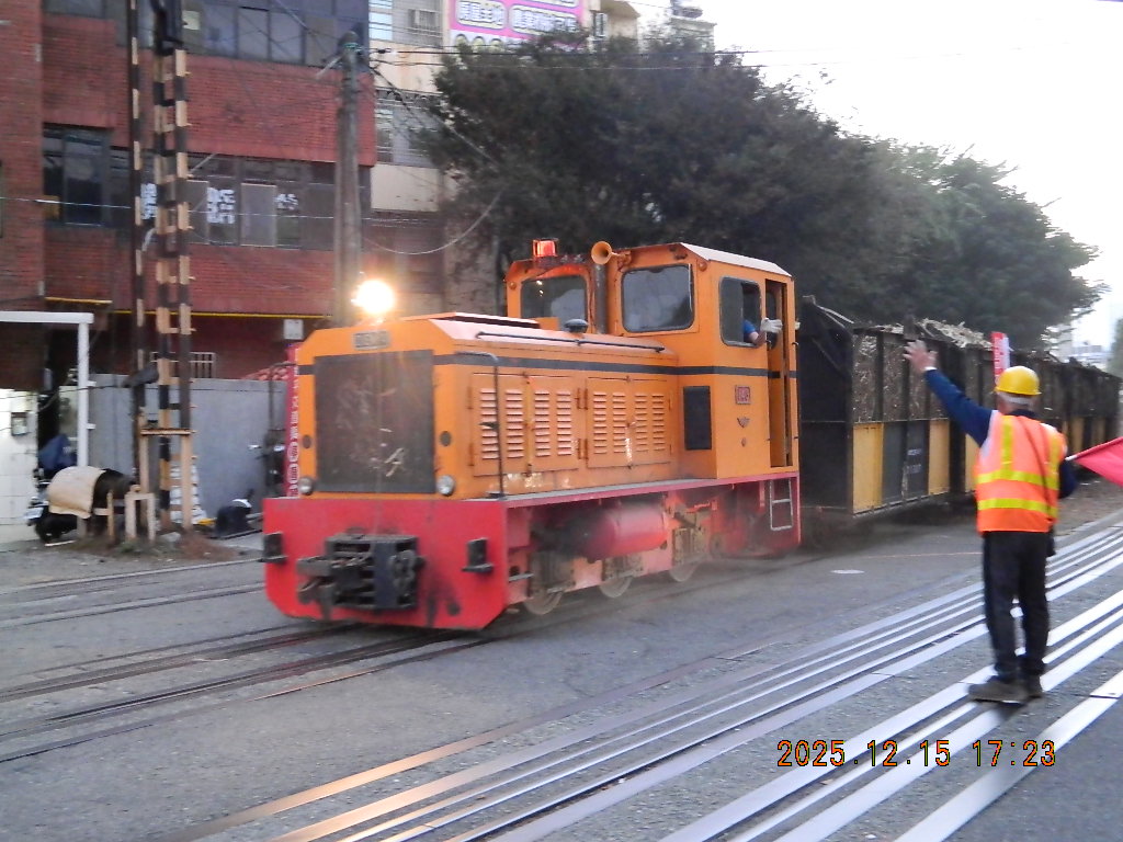 大小姐有看過採甘蔗嗎
這些是製糖用的白甘蔗,比市面上常見的紅甘蔗更甜更硬,每年12月到隔年3月是雲林虎尾製糖季,使用僅剩的五分車帶著甘蔗回到工廠製成砂糖,
 #呼叫極狐