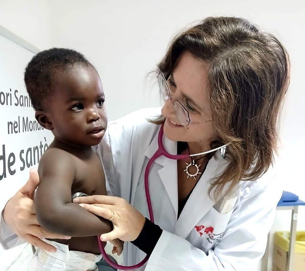 #CastelVolturno #Italia
Qui, in questo piccolo centro, facciamo ogni giorno quello che la #sanità italiana e il #governo non stanno facendo.
Curiamo #bambini..
#figli di #famiglie #migranti che spesso non esistono per il sistema.
Accogliamo persone che arrivano con #patologie