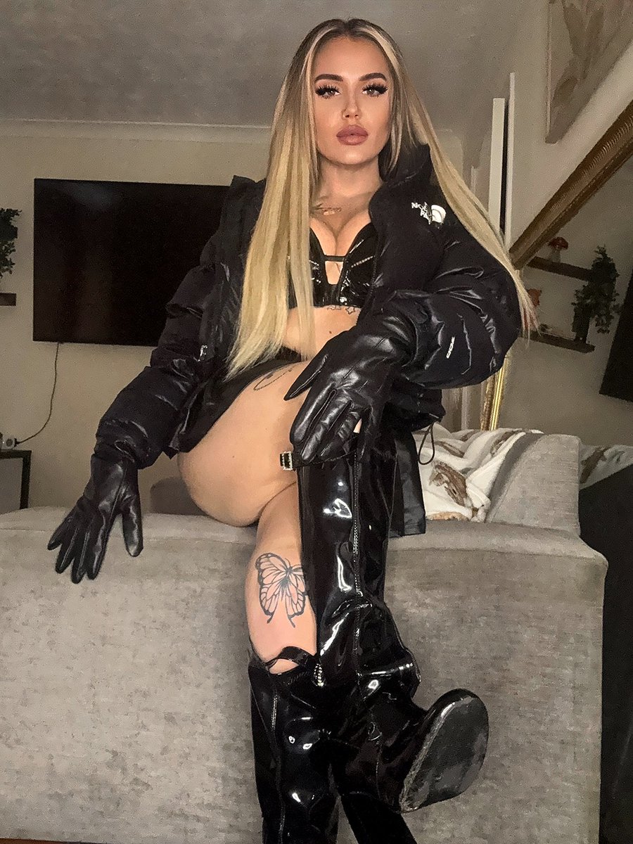 FemdomLola's tweet image. It's wild that a photo of me in a puffer coat does more for you than watching porn.