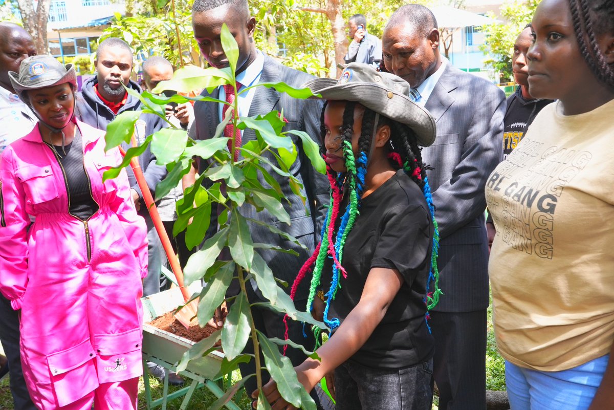 kagojohnk's tweet photo. Congratulations to Truphena Muthoni!  MKU Foundation awards her a full scholarship for her outstanding climate advocacy, including her symbolic 72-hour tree embrace. Her passion aligns with national efforts for a greener Kenya. #MKUGiftsTruphena https://t.co/1e1llfeij3