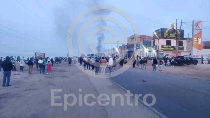 Epicentro_TV's tweet image. #Arequipa: mineros informales bloquearon la Panamericana Sur desde la madrugada de este miércoles en el distrito de Chala, provincia de Caravelí. La medida fue convocada a nivel nacional por la Confemin para los días 17,18 y 19 de diciembre para presionar que el Congreso apruebe…