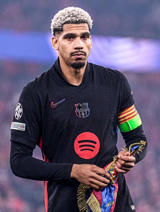 ماركا | رونالد أراوخو استعاد قوته الذهنية، وسيكون متاحًا للمشاركة مع برشلونة أمام إسبانيول يوم 3 يناير 