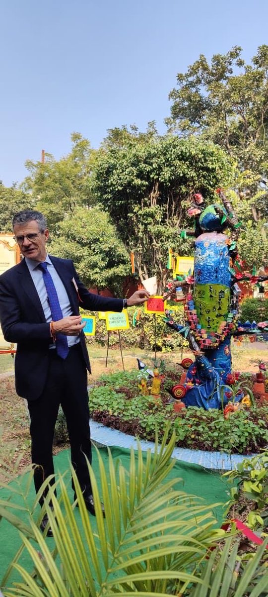 EUAmbIndia's tweet image. Great time with children of Ryan School Noida as part of 🇪🇺#EuGoesToSchools art &amp;amp; educational project. This year’s theme ‘Tree of Life’ inspired the pupils who created a beautiful allegory of the planet tree from waste, breathing life. 
IQ up /AQI down. One humanity One planet.