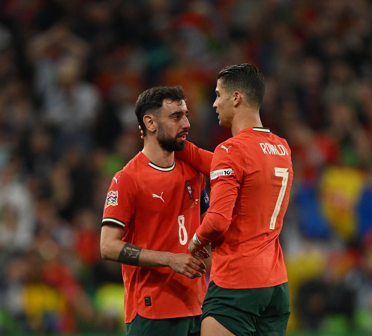 TimelineCR7's tweet image. 🚨

BRUNO FERNANDES responded if the national team plays better without Cristiano Ronaldo:  

"I have no problem talking about this. I know what people's opinion is, that they say it's clear that we play better without Ronaldo, that the players are more free and loose.

If that…