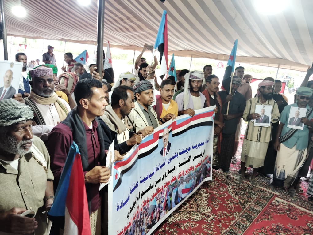 حشود كبيرة من أبناء وادي وصحراء حضرموت تصل إلى مخيم الاعتصام بسيئون للمطالبة بإعلان استقلال الجنوب #الجنوب_لا_تراجع 