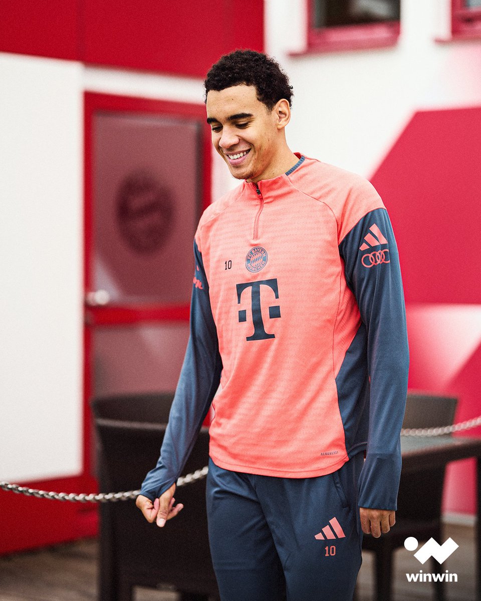 جمال موسيالا، يعود لتدريبات بايرن ميونخ للمرة الأولى منذ إصابته. النجم الألماني يهدف لأن يكون جاهزًا خلال الأسابيع القادمة 