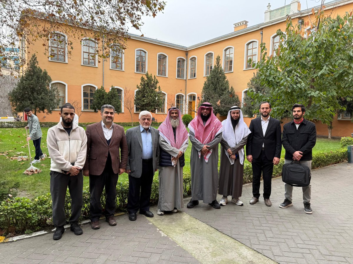 Kuveytten gelen hocalarımızıla beraber
Fatih Sultan Mehmet Üniversitesi İlahiyat Fakültesi Dekanı Abdurrahman Öztürk ve Hamdi Aslan Hocamızı Ziyeret ettik. Misafirperverliklerinden dolayı teşekkür ederiz.