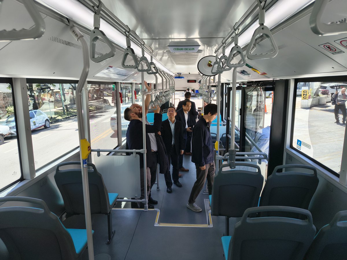 CiudadDeBondis's tweet photo. 📸 Estuvimos presentes en la presentación de los nuevos #KingLong a #GNC que serán para renovar enteramente las flotas de la #Linea65 y #Linea151.
Gracias a @Metropol_ar por la invitación https://t.co/swabET6deh