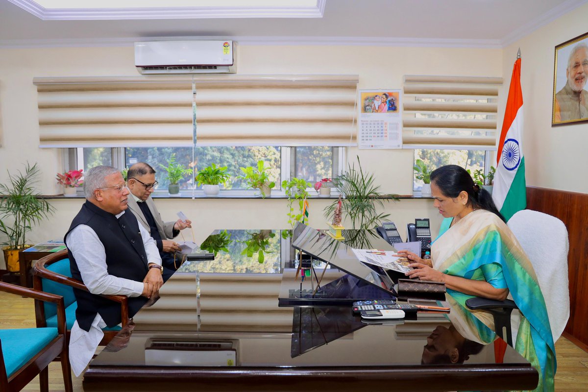 आज भारत सरकार में मा. <a href="/minmsme/">Ministry of MSME</a> तथा <a href="/LabourMinistry/">Ministry of Labour & Employment, GoI</a> राज्य मंत्री सुश्री <a href="/ShobhaBJP/">Shobha Karandlaje</a> जी से उनके कर्तव्य भवन, नई दिल्ली स्थित कार्यालय में शिष्टाचार भेंट कर #MSMEs से जुड़े विभिन्न महत्वपूर्ण विषयों पर सार्थक चर्चा हुई।

इस अवसर पर <a href="/FISME/">FISME</a> के महासचिव श्री <a href="/abhardwaj_fisme/">Anil Bhardwaj</a> उपस्थित रहे।