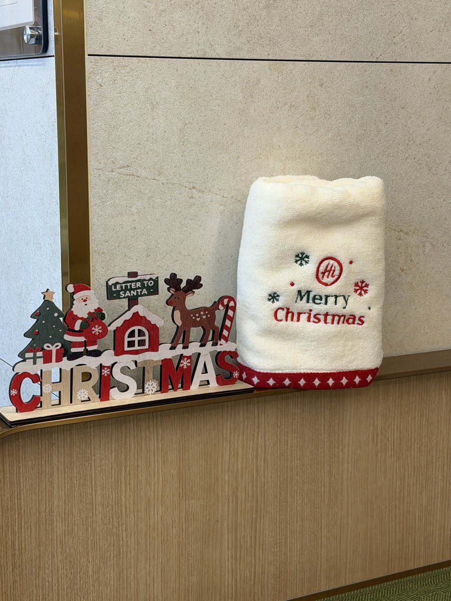 강프모임😘 침입자 강던(?) 어제 하이디라오에서 메리크리스마스라고 수건 주셧음;;;ㅋㅋㅋㅋㅋㅋㅋㅋㅋㅋㅋㅋㅋㅋㅋㅋㅋㅋ