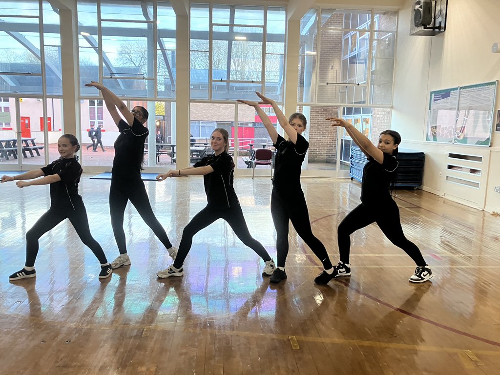 HarperGreen's tweet photo. Yesterday, students from Yr9 and Yr11 had the honour of working with renowned choreographer @kanesilver18, where they worked on a dance piece which will be being showcased at Bolton Dance Festival in January. We cannot wait to see it #dancefestival #workingwiththebest #proud https://t.co/NHMk5VSbEM