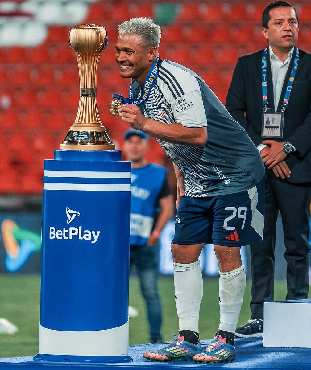 Hablemos de una leyenda del fútbol colombiano, Don Teófilo Gutiérrez 🇨🇴

Lo querían retirar, volvió a Junior con la promesa de ser campeón y llevarlo a Libertadores. Y lo logró. 

🔝🏆 Cuatro títulos de Liga a sus 40 años. También ganó en Argentina, México, Portugal y Turquía.