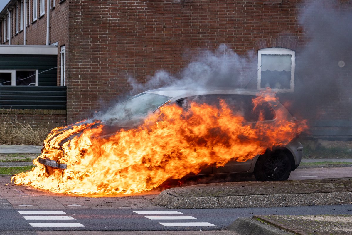 Personenauto in brand op rotonde in Heerenveen