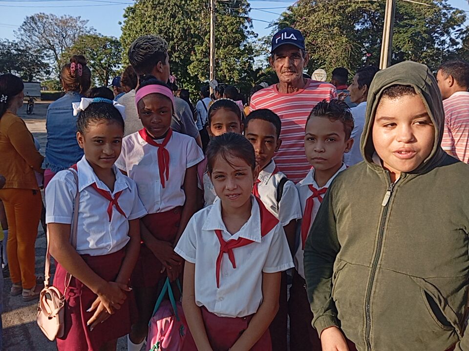 Freddy Gómez Hernández, graduado en la EPEF Manuel Fajardo en Holguín. Profesor jubilado reincorporado con 43 años de experiencia en el sector. A lo largo de su trayectoria laboral ha sido muy querido y respetado por sus alumnos y compañeros de trabajo.