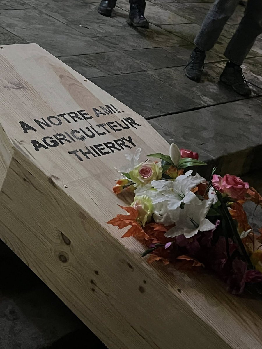 🔴DNC – MOBILISATION DANS LE #GERS : LA COLÈRE, LA DÉTERMINATION ET LE RECUEILLEMENT
Pour la 5ᵉ journée consécutive, les agriculteurs du Gers se sont mobilisés à Auch contre la stratégie d’abattage total imposée face à la Dermatose Nodulaire Contagieuse.
Cette mobilisation a