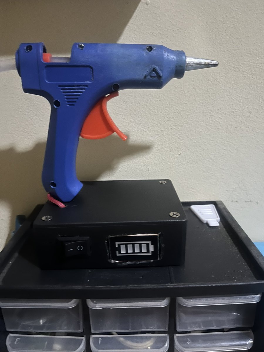 gregorius_6's tweet image. Gw merubah glue gun (ac) di rumah yg rusak jadi cordless (dc) dgn methode ini