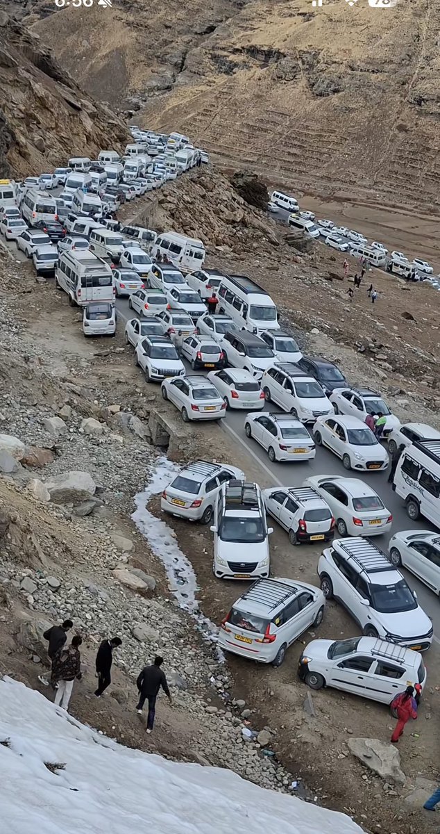 🚨भारत मे सबसे ज्यादा सफेद कार क्यों बिकते है?

1- भारत का प्रदूषण और कम रखरखाव वाली सफेद कारो को कम जबकि काले रंग कार को हमेशा धोना पड़ता है 

2-सफेद  कारें कीचड़ और खरोंच को आसानी से छिपा सकती है, अन्य कलर नहीं 

3-इसलिए भारत में कुल कारो का 40%  सफेद रंग की कार बिकती है।