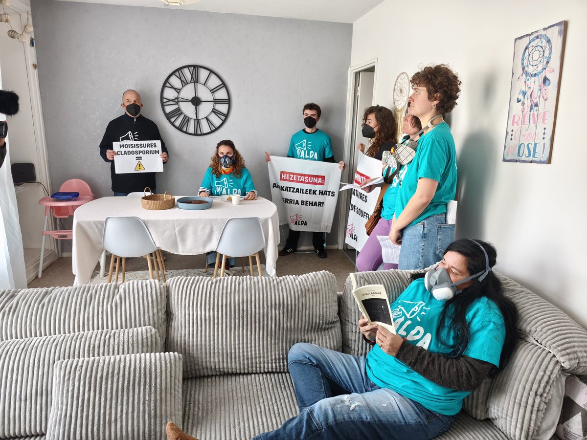 euskalirratiak's tweet image. Aldako kideak hezetasun arazoak dituen etxebizitza sozial batean elkartu dira maskak jarriz. Apartamendua, anonimoa egon nahi duen familia batena da eta hezetasunak eragindako mutxidurengatik eritasunak sortu zaizkie, batez ere arnas egiteko arazoak. #Alda #Ekintza