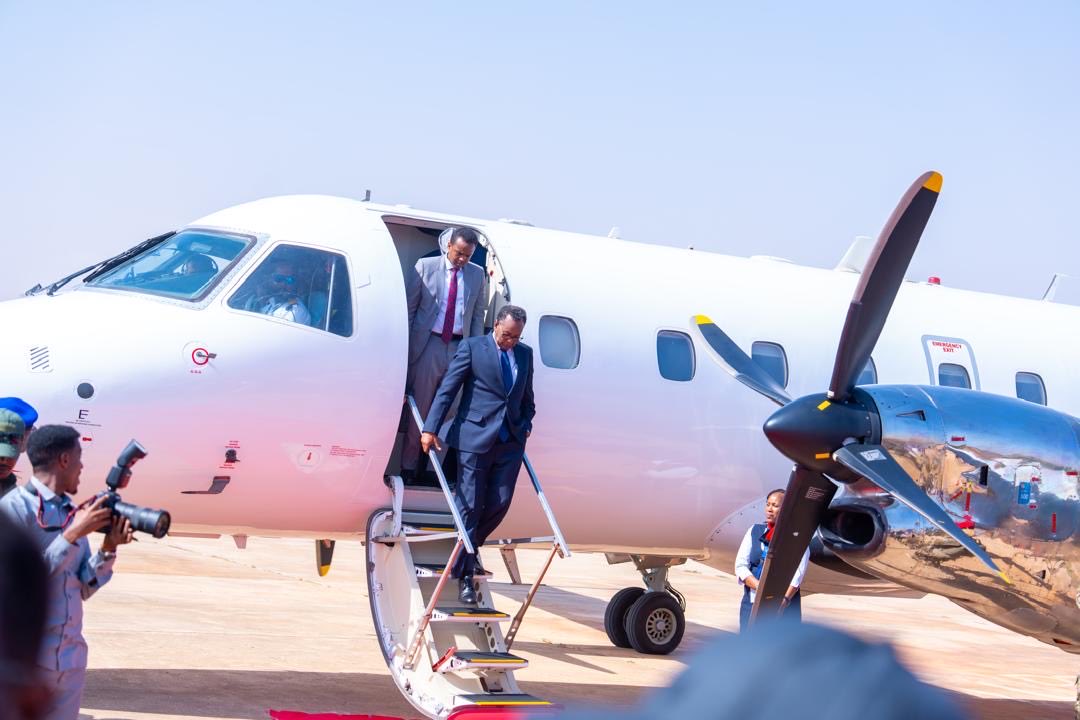 Waxaan soo gaaray Kismaayo oo aan uga qeybgalayo wadatashiyo ay yeelanayaan xubnaha Madasha Mustaqbalka. Waxaan uga mahadcelinayaa Madaxweyne Axmed Maxamed Islaam, Goleyaashiisa  iyo shacabka reer Jubaland sida diirran ee ay noo soo dhaweeyeen Garoonka Sayid Maxamed. 1/1