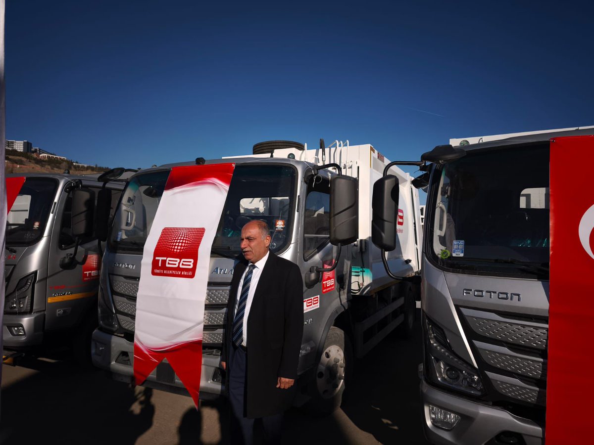 Türkiye Belediyeler Birliği tarafından düzenlenen Araç Teslim Töreni’ne; Türkiye Belediyeler Birliği ve Mersin Büyükşehir Belediye Başkanımız Sayın Vahap Seçer, CHP Genel Başkan Yardımcımız Sayın Gökhan Zeybek, Bolu Belediye Başkanımız Sayın Tanju Özcan ve Türkiye Belediyeler