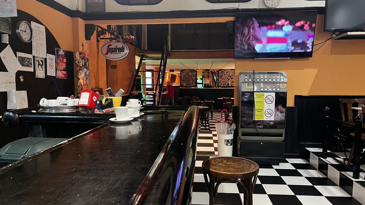 santiagogrial's tweet photo. ☕️ ♟️ Na cafetería #JaqueMate de #Carballo , que leva máis de 40 anos aberta, o café segue a 1 euro. As cervexas, a 2.

O dono, Sergio Sindaco, é de Lecce, en Salento (a punta da bota de Italia). Fala galego, leva 30 anos de xerente e di que non vai subir os prezos. https://t.co/W6aU3HFkr7