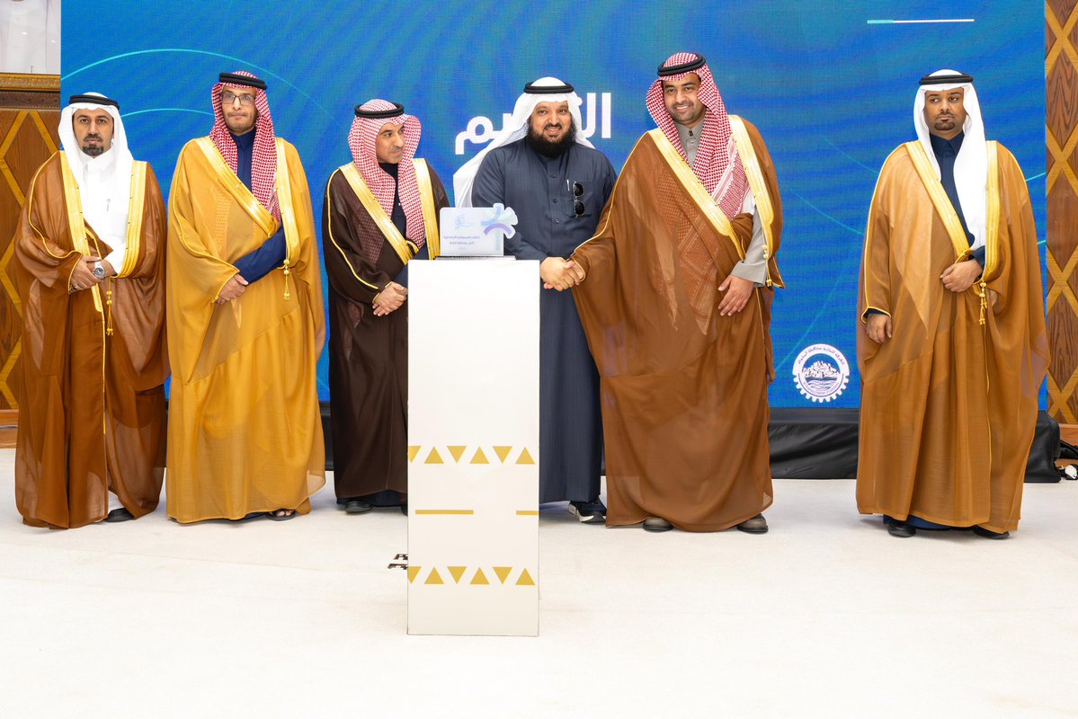 برعاية صاحب السمو الملكي
الأمير الدكتور حسام بن سعود بن عبدالعزيز آل سعود
وحضور وكيل الأماره للشؤون التنموية م.جديع القحطاني و مدير عام المسؤولية الإجتماعية بوزارة الموارد البشرية د.مبارك البقمي ورئيس #غرفة_الباحة أ.ماشي العُمري ومدير فرع وزارة الموارد البشريه بالباحة أ.خالد