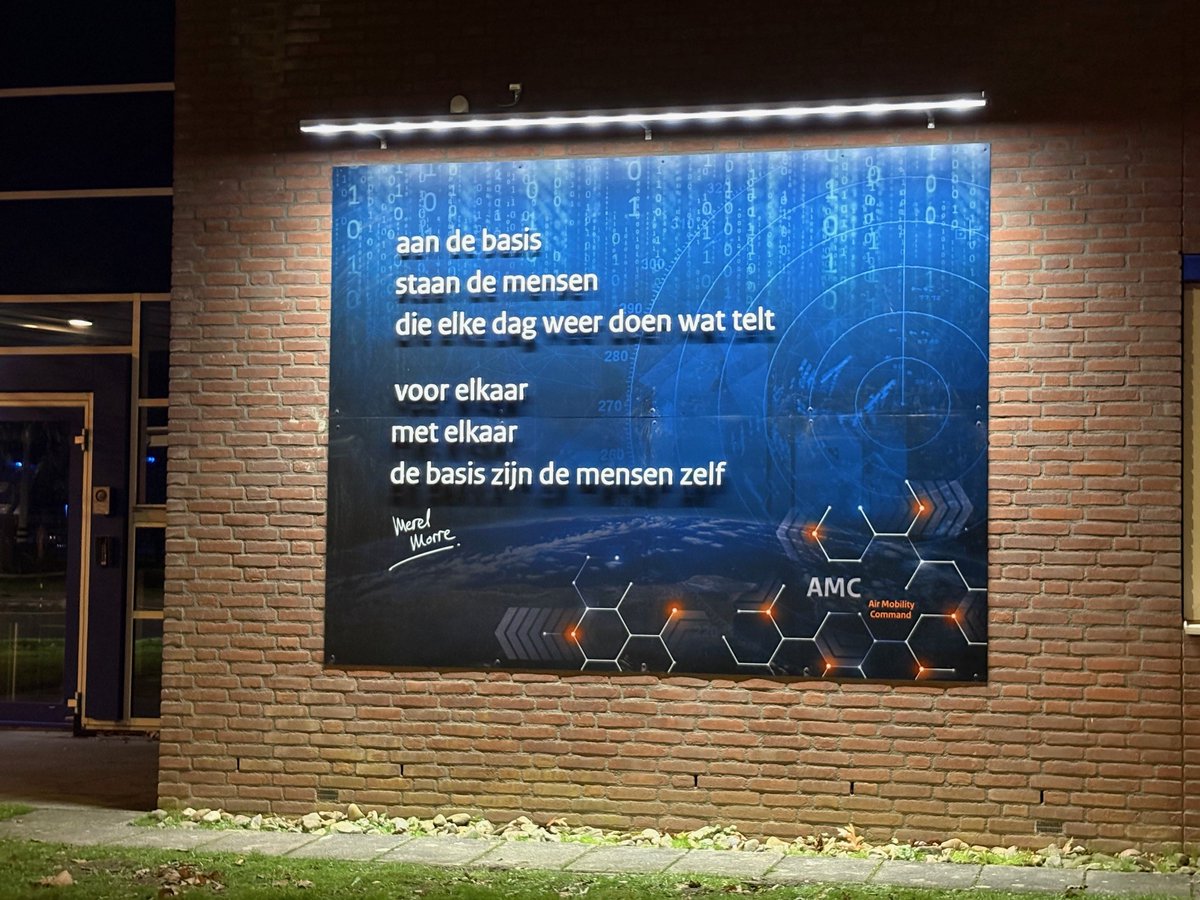 Bijzonder verzoek: wil je 3 gedichten schrijven voor militaire vliegbasis Eindhoven (<a href="/VlbEindhoven/">Vliegbasis Eindhoven</a>). Een rondleiding (indrukwekkend) en briefing volgden. Heel mooi om zoveel te zien van het belangrijke werk van het Air Mobility Command

Het eerste gedicht is daar nu te zien💙