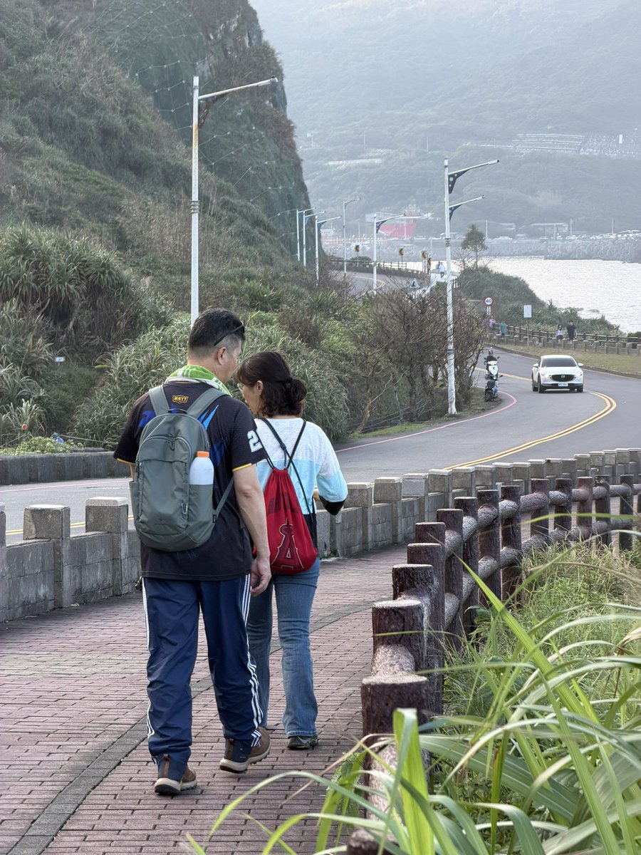 幸福的大叔夕陽散步中

#daddy #daddyfeet #footfetish #malefeet #gayfeet #guyfeet #sexymalefeet #gayfootfetish #malefeet #malefootfetish #sexydaddy #腳控 #腳趾控 #夾腳拖鞋 #拖鞋 #涼鞋 #腳趾 #裸足 #gaydaddyandson #gaydaddy #伯伯 #大叔 #熟男