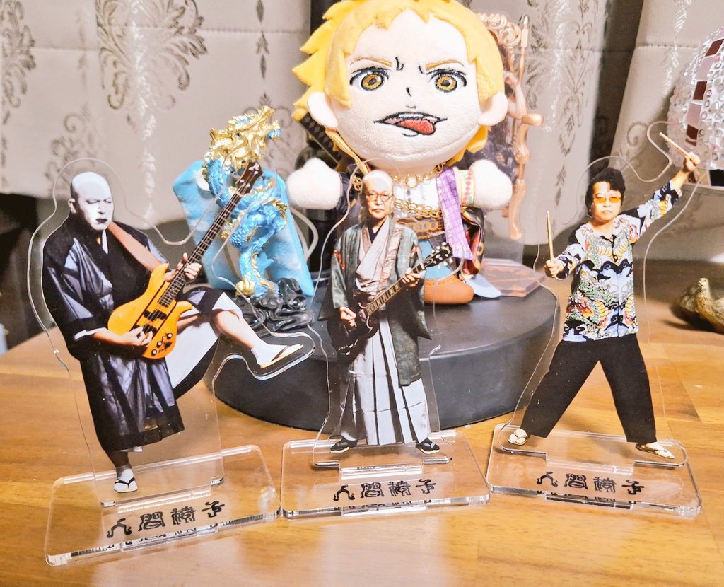 人間椅子おじさんのアクスタ、3つセットで3000円で買えてヤバかった