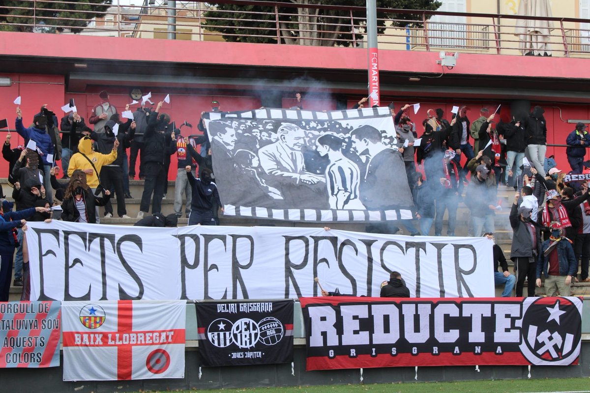 ReducteGG's tweet image. Diumenge, contra el Martinenc, la grada del Júpiter va fer memòria. Quan la dictadura de Primo de Rivera va usurpar el nostre escut, vam resistir. Perquè som fills de barri obrer.