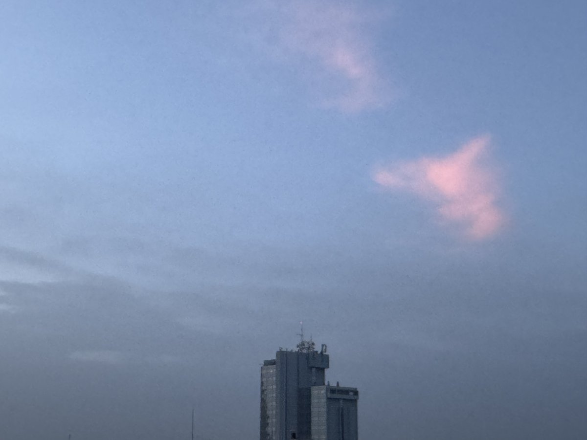 Ruzicasti oblaci nesto nam “govore” o sutrasnjem vremenu 🫢
Strpljen-spasen!
Radujmo se i uzivajmo u onome sto na dolazi !
Sretno 👍👍👏👏👏🍀🍀