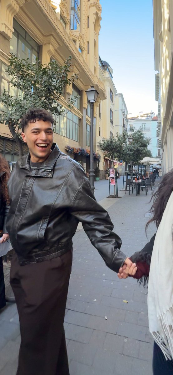 biggestlieisaid's tweet photo. tinho como vas a ser tan perfecto y cogerme de la mano y sonreír 😭 https://t.co/6uVua1Scoa