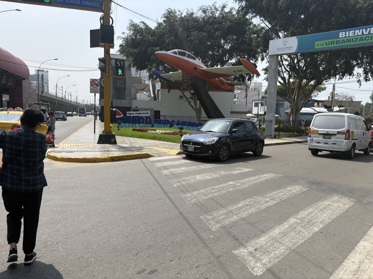 Capberlaw's tweet image. Esta SUZUKI de placa de rodaje BYD505 en sentido contrario al tráfico en Surco (Estación Jorge Chávez) ni un policía por las inmediaciones…