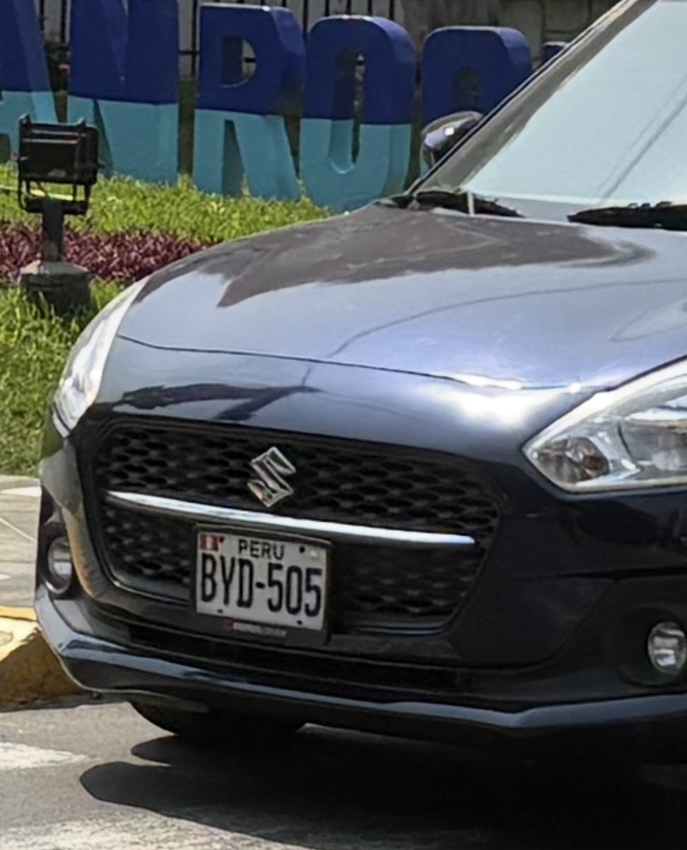 Capberlaw's tweet image. Esta SUZUKI de placa de rodaje BYD505 en sentido contrario al tráfico en Surco (Estación Jorge Chávez) ni un policía por las inmediaciones…