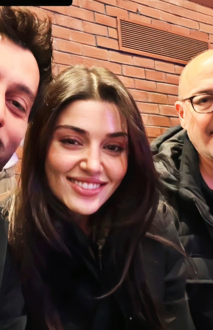 Stunning in simplicity 💘 Hande without makeup is my favorite 🫠🌹🧿

#HandeErçel