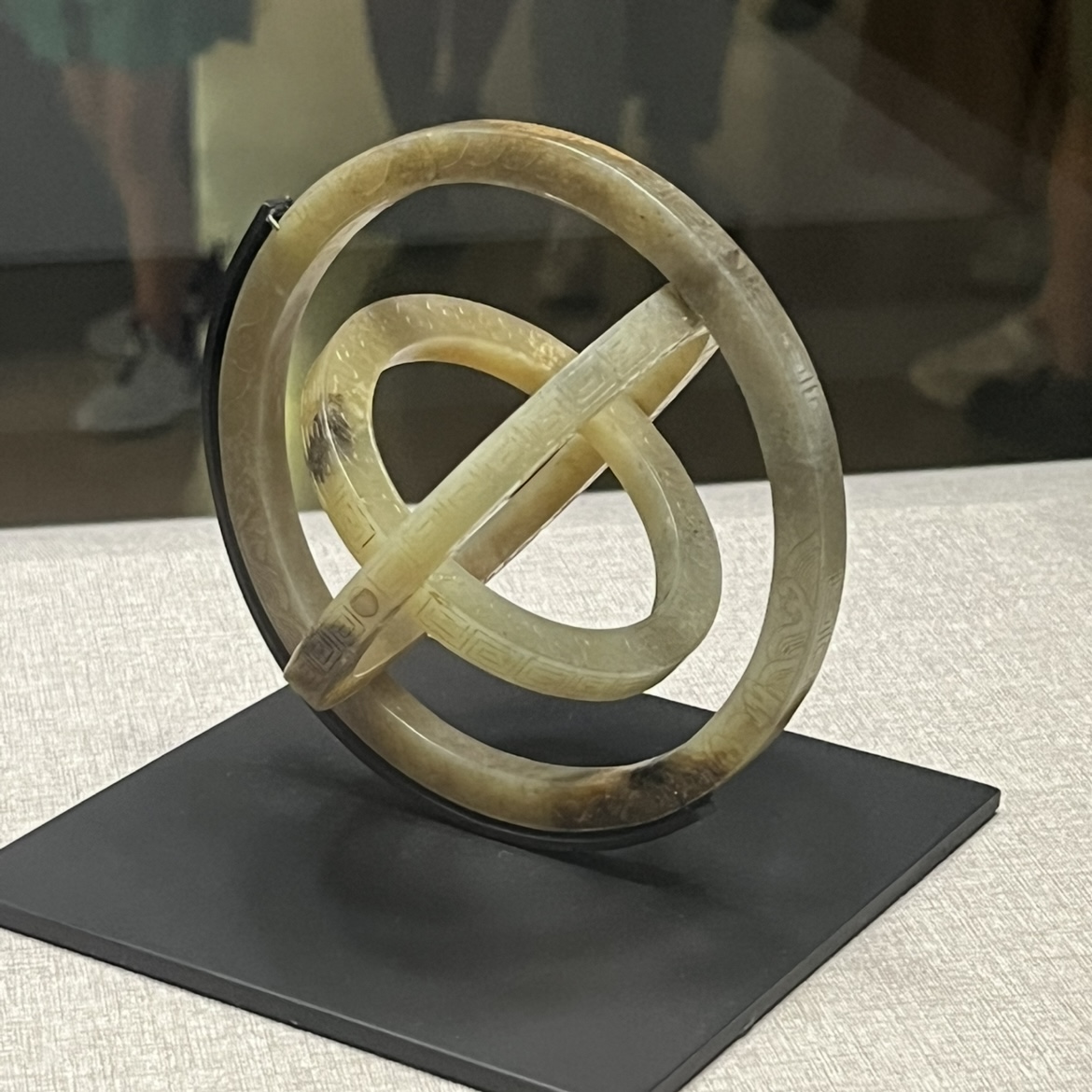 mhs_yt's tweet photo. 台湾の国宝「渾天儀」を見たとき、 ハリポタのタイムターナーが頭に浮かんだ。
どっちも“回転する輪っか”で宇宙や時間を扱っていて、 この多重リングの構造って、昔から直感的に強いんだなと実感。
 時代が違っても、似た形がしっくり来るのが面白い。 https://t.co/h0xX41D8Xf