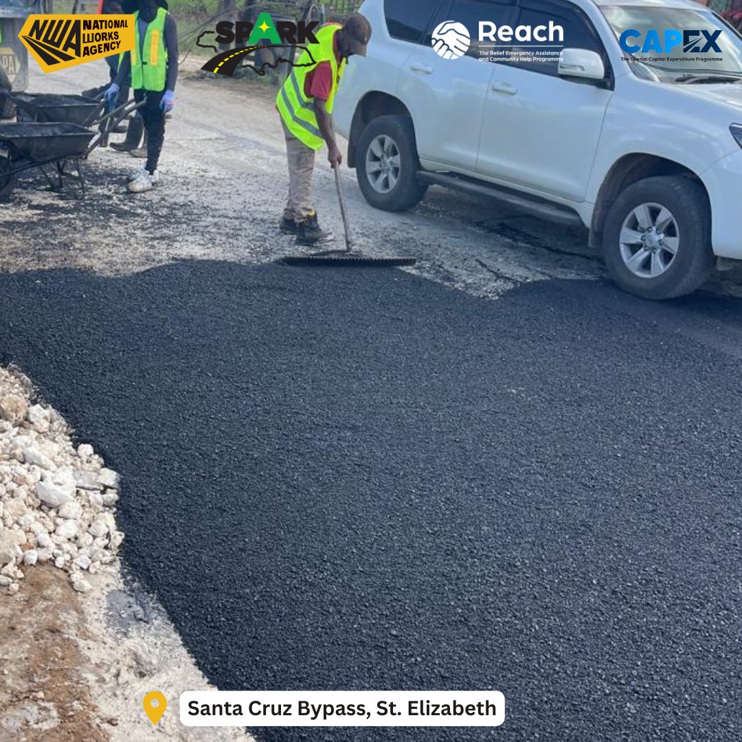 #NWAUpdate 

The National Works Agency team is in St. Elizabeth along the Santa Cruz Bypass completing paving works. 🚧⚠️

Traffic delays are expected along the roadway during the period of works.