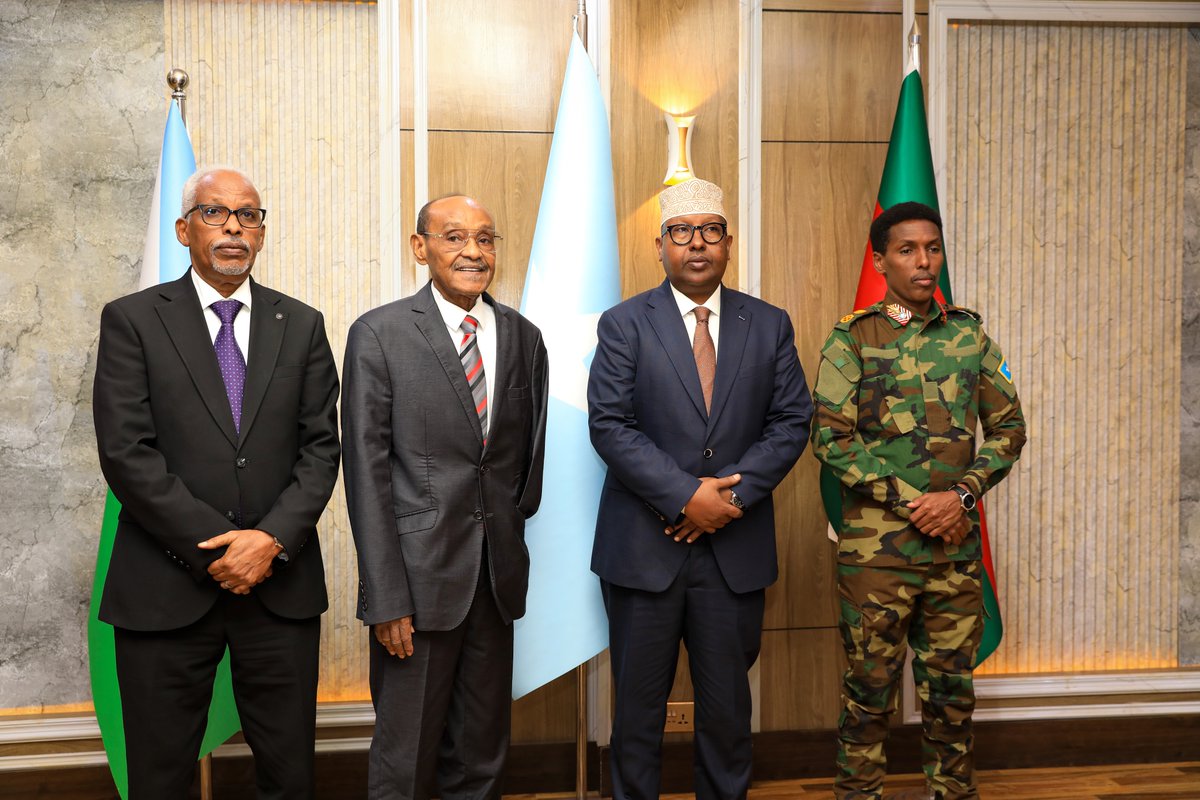The Minister of Defence, H.E. Ahmed Moallim Fiqi, today received the Minister of Defence of the Republic of Djibouti, H.E. Hassan Omar Mohamed, at his office in Mogadishu. The Djiboutian Defence Minister is in the capital to attend the 35th Session of the Ministers of Defence of