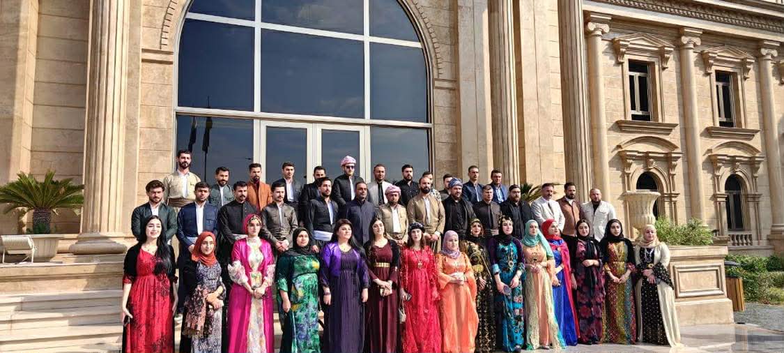 بالصور.. النائب الإداري لمحافظ البصرة، ماهر العامري، يلتقي وفداً شبابياً من إقليم كوردستان يضم ممثلين من السليمانية ودهوك وأربيل وحلبجة، ضمن مبادرة حملت عنوان "سفراء السلام نحو السهول". وجدد العامري التأكيد على أن "العراق بلد واحد من زاخو إلى الفاو، وأن البصرة تفتح أبوابها للجميع حاملة رسالة السلام والتعايش" 