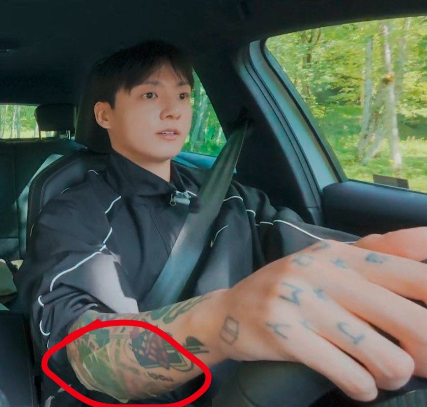 DebunkdumbHQ's tweet photo. To every breed and their mama calling him a coward and saying "he is hiding a tattoo on purpose",

Does tattoo can magically disappear from Ep2 to Ep6 without any trace of removal?

It will take weeks to heal a tattoo removal.

Let's also talk about why his right hand isn't covered.. That's because he is injured, needed to apply ointment which had to be air dried. 

Still in denial and wanna push the ship further? Go on.. Cry more 🤣🤣🤣