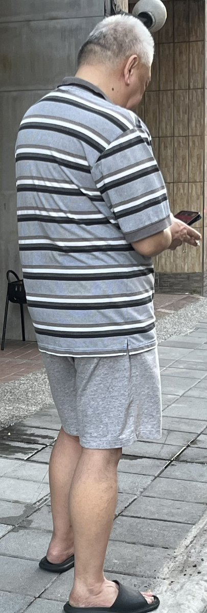 偶遇帥氣白熊伯伯

#daddy #daddyfeet #footfetish #malefeet #gayfeet #guyfeet #sexymalefeet #gayfootfetish #malefeet #malefootfetish #sexydaddy #腳控 #腳趾控 #夾腳拖鞋 #拖鞋 #涼鞋 #腳趾 #裸足 #gaydaddyandson #gaydaddy #伯伯 #大叔 #熟男