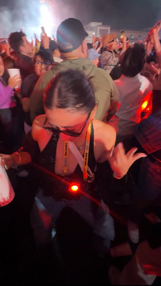 ffabyp's tweet image. te amo bad bunny, no logré verte nunca jsjsjsjs pero te juro que di todo de mi, bailé, canté, salté, grité y mi teléfono no saqué, como lo hubieras querido @sanbenito 🙏🏼 hubieras estado orgulloso de mi