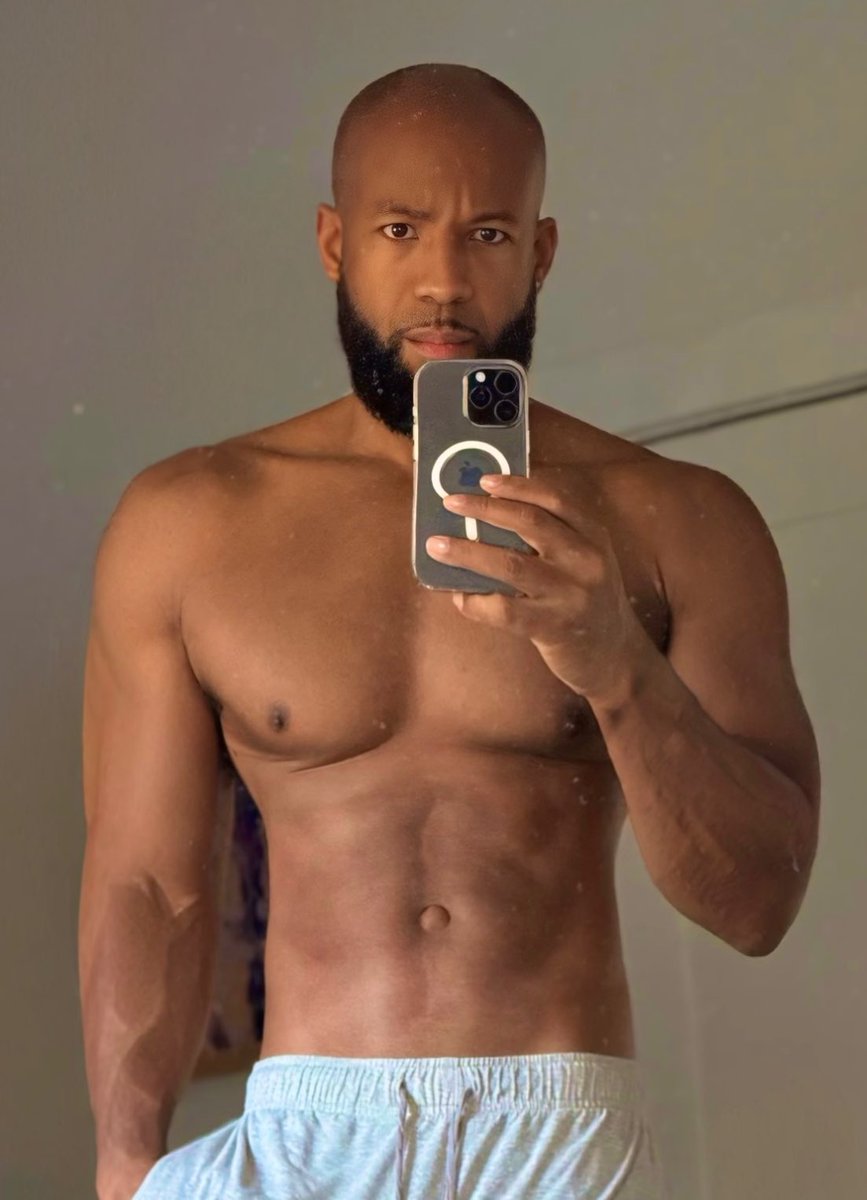 thecarlosking_'s tweet photo. Bench press in the gym. Pressing buttons on the podcast. Subscribe #RealitywithTheKing on YouTube, Patreon, Apple or Spotify. 🎙️ Link in bio. https://t.co/ESXnA00fKK
