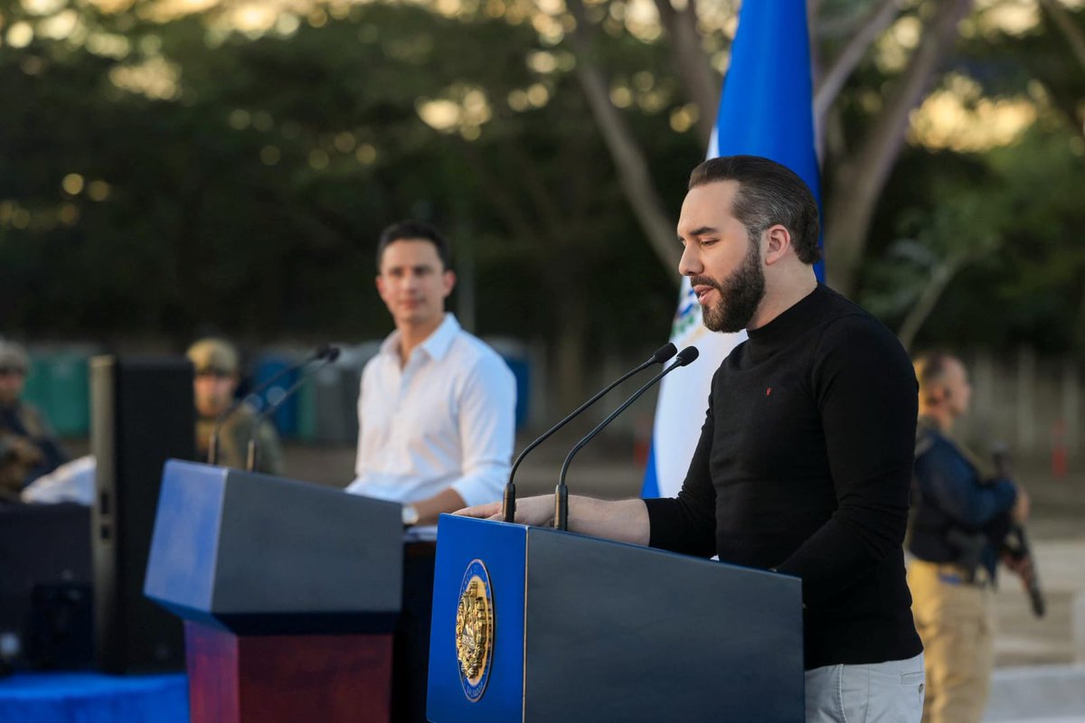 PrensaNI_SV's tweet photo. ¡El Salvador continúa avanzando con paso firme! 🇸🇻✈️
Nuestro Presidente @nayibbukele colocó la primera piedra de #AirCity, la primera zona franca aeroportuaria de Centroamérica, un proyecto estratégico que impulsará el crecimiento económico y el desarrollo logístico del país.
📍 Boulevard AirCity, Aeropuerto Internacional de El Salvador.