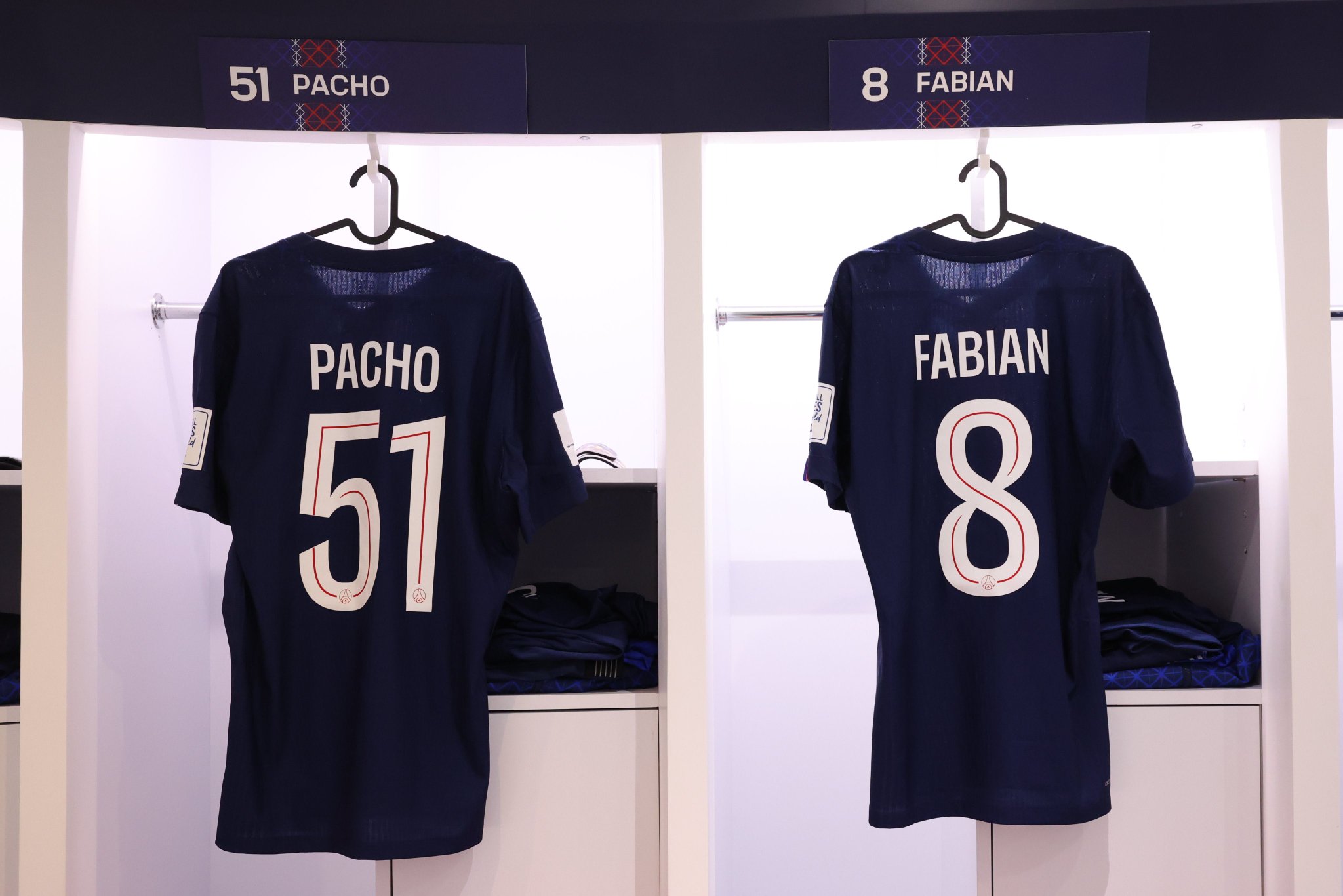 غرفة تبديل ملابس فريق باريس سان جيرمان قبيل مواجهة فلامنغو اليوم الأربعاء على ملعب أحمد بن علي بالدوحة، في نهائي كأس القارات للأندية إنتركونتيننتال 2025 