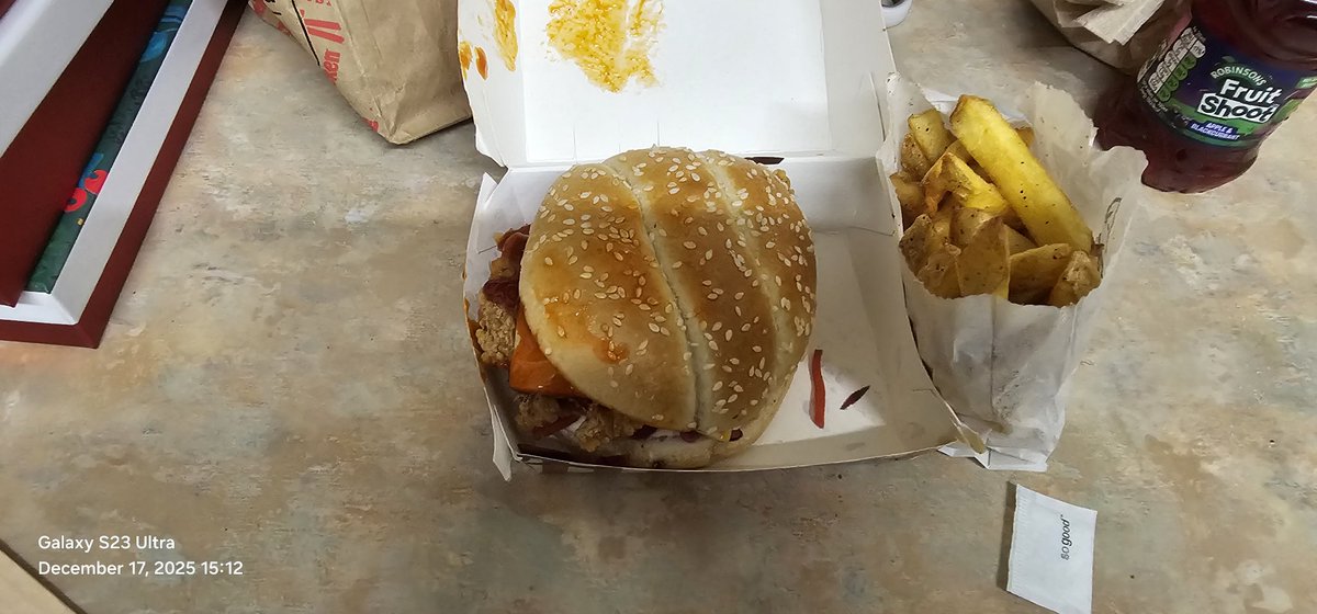 DuncanAH77's tweet photo. @kfc Robbing bastards never eat at your shithole again https://t.co/lfd6kuxC3c