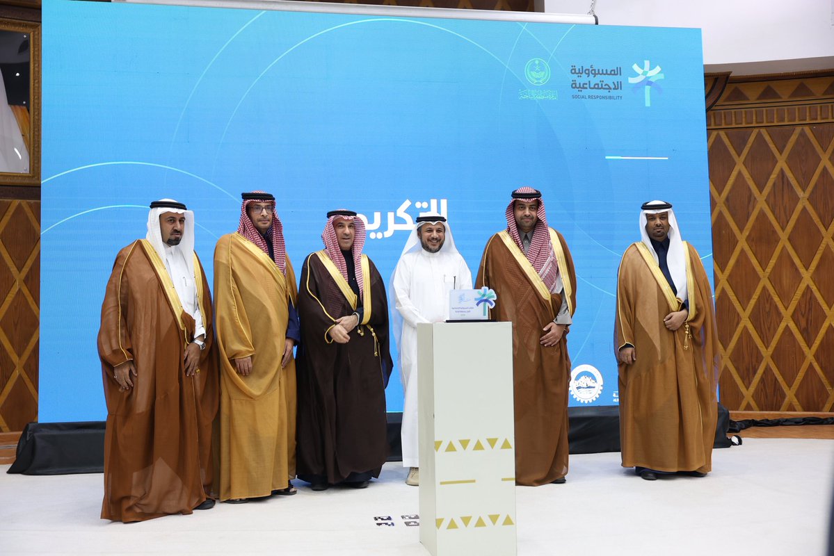 كما قدّم وكيل الأمارة للشؤون التنموية م.جديع القحطاني دروعا تقديرية للمشاركين في انجاح الملتقى