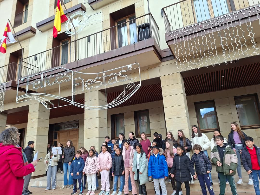🎄 3a edición VILLANCICOS
 INTERGENERACIONALES 🎅
Cuánto hemos disfrutado de los cánticos 🗣 🎻 🎶 del alumnado de <a href="/calasancioalmaz/">Colegio Plurilingüe Calasancio</a>, <a href="/CeipDiegoLainez/">CEIP Diego Laínez</a>, <a href="/IES_Gaya/">IES_GayaNuño</a> y <a href="/CepaElCamino/">CEPA El Camino (Almazán)</a> en la Plaza Mayor de #Almazán con gran afluencia de público👏¡Muchas gracias! 😊
<a href="/CFIEdeSoria/">CFIE de Soria</a> <a href="/educacyl/">Educación JCyL</a>