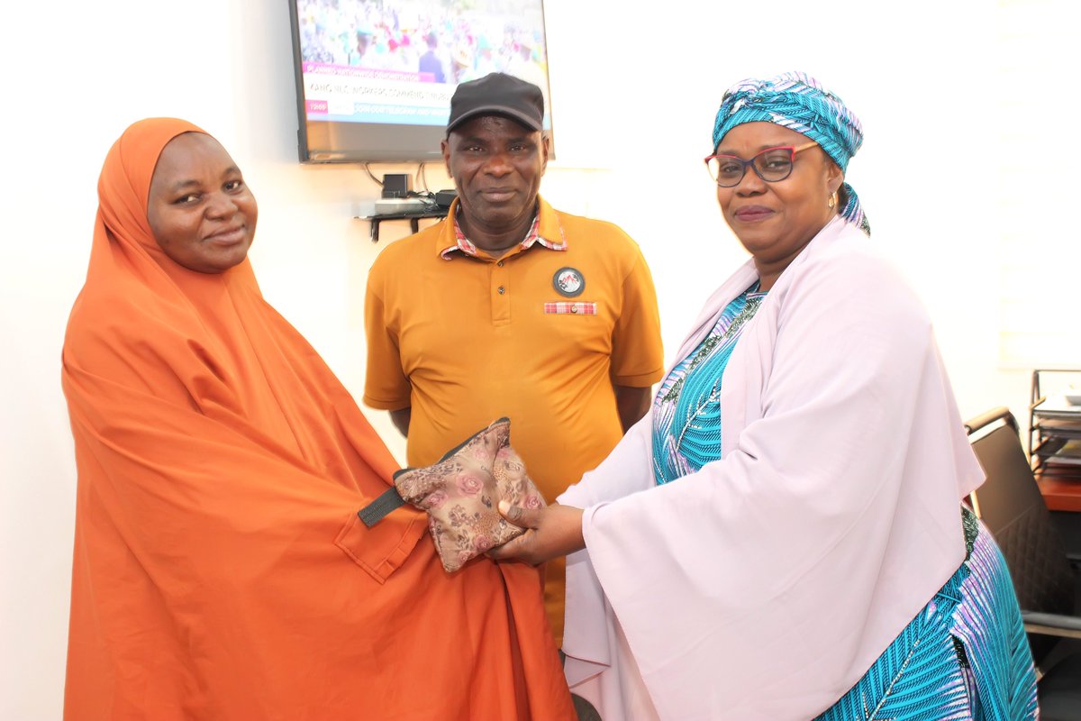 #fmcabuja
Security Guard Returns Lost Purse to Owner at FMC Abuja Hospital

A Cobra Hitech security guard, Temitope Gbenga, has been praised for his honesty after returning a lost purse containing N122,500 to its rightful owner earlier today 17th December 2025 in FMC Abuja.
